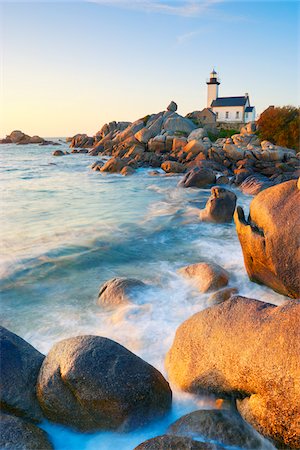 Lighthouse on Rocky Coastline, Brignogan-Plage, Finistere, Bretagne, France Foto de stock - Direito Controlado, Número: 700-05803764