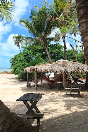 paradis (éden) - Hutte au toit de chaume de toit avec hamacs, Praia de Tabatinga, Paraiba, Brésil Photographie de stock - Rights-Managed, Code: 700-05810246
