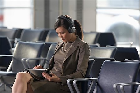 simsearch:700-06368091,k - Businesswoman with Computer Tablet in Airport Fotografie stock - Rights-Managed, Codice: 700-05821769