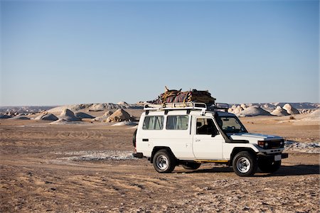 simsearch:700-05821789,k - Jeep dans le désert blanc, désert libyque, Égypte Photographie de stock - Rights-Managed, Code: 700-05821776