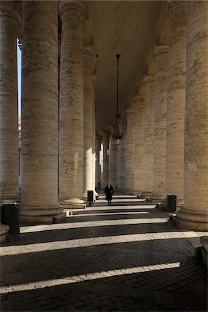 simsearch:700-06368133,k - Saint Peter's Basilica Colonnade, Saint Peter's Square, Vatican City, Rome, Italy Foto de stock - Con derechos protegidos, Código: 700-05821965