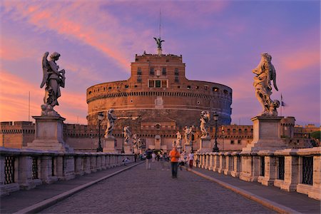 simsearch:862-08090472,k - Castel Sant'Angelo and Ponte Sant'Angelo, Rome, Lazio, Italy Foto de stock - Con derechos protegidos, Código: 700-05821970