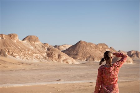 Woman Looking into the Distance, Black Desert, Egypt Foto de stock - Con derechos protegidos, Código: 700-05822130