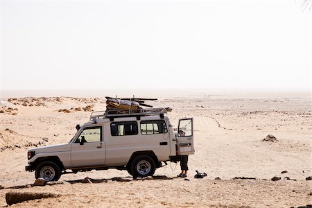 egipcio - Woman with Jeep at Ain Serru, White Desert, Egypt Foto de stock - Con derechos protegidos, Código: 700-05822133