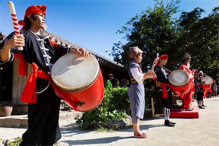 Musiker auf Ryukyu Mura, Onna, Okinawa, Ryukyu-Inseln, Japan Stockbilder - Lizenzpflichtiges, Bildnummer: 700-05837409