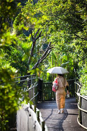 Femme qui marche avec Parasol Ryukyu Mura, Onna, Okinawa, îles de Ryukyu, Japon Photographie de stock - Rights-Managed, Code: 700-05837410