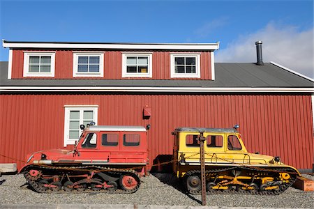 Old Coal Mine Building and Vehicles, Longyearbyen, Svalbard, Spitsbergen, Norway Foto de stock - Con derechos protegidos, Código: 700-05837496