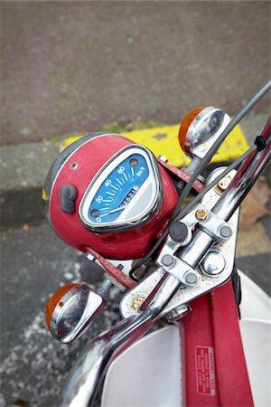 simsearch:600-07279372,k - Close-Up of Scooter Speedometer, Biarritz, Pyrenees-Atlantiques, France Foto de stock - Con derechos protegidos, Código: 700-05854190