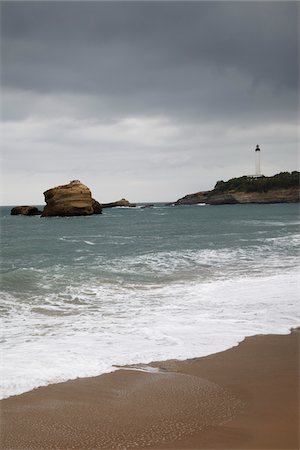 Leuchtturm und stürmisches Meer, Biarritz, Pyrenees-Atlantiques, Frankreich Stockbilder - Lizenzpflichtiges, Bildnummer: 700-05854191