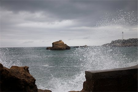 Phare et la mer orageuse, Biarritz, Pyrénées-Atlantiques, France Photographie de stock - Rights-Managed, Code: 700-05854192