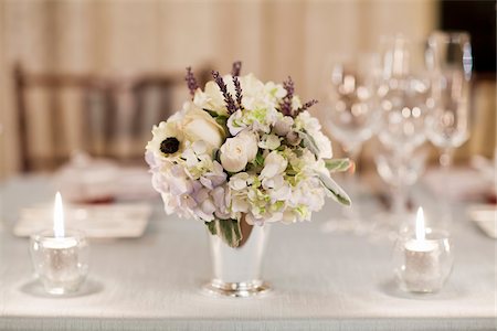 Flower Arrangement on Table Set for Wedding Reception Foto de stock - Con derechos protegidos, Código: 700-05855051