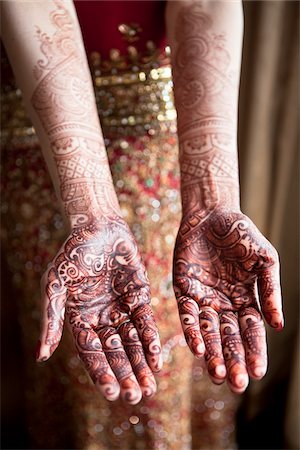 simsearch:700-03587189,k - Mariée avec Mendhi sur les mains Photographie de stock - Rights-Managed, Code: 700-05855069