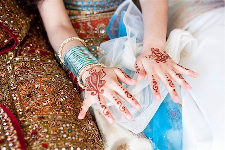 Mendhi on Girl's Hands Foto de stock - Con derechos protegidos, Código: 700-05855074