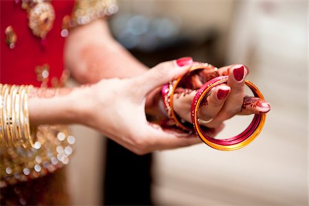 Bride Putting on Bracelets Foto de stock - Con derechos protegidos, Código: 700-05855075