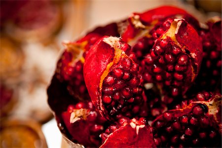 Close-up of Cut Pomegranate Foto de stock - Con derechos protegidos, Código: 700-05855229