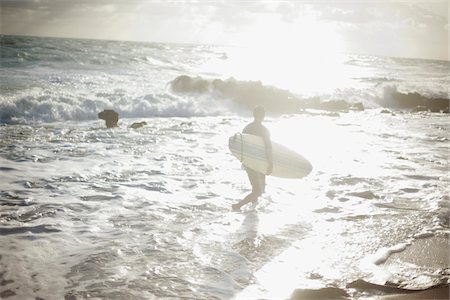 surf (waves hitting shoreline) - Surfer Wading with Surfboard Foto de stock - Con derechos protegidos, Código: 700-05947668