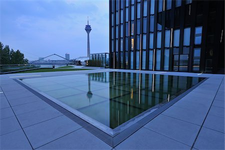 reflets dans l'eau - Dispositif de l'eau en face du bâtiment, port des médias, Düsseldorf, Rhénanie du Nord-Westphalie, Allemagne Photographie de stock - Rights-Managed, Code: 700-05948162