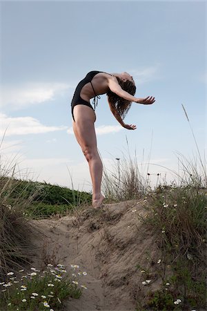 flexión hacia atrás - Dancer on Sand Dune Foto de stock - Con derechos protegidos, Código: 700-05974022