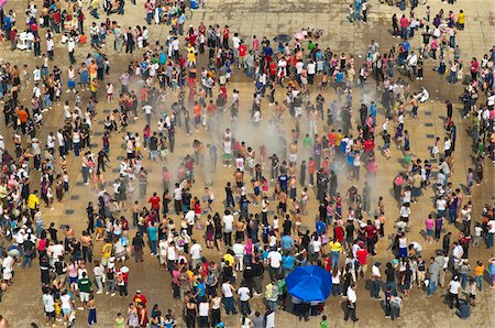 picture of an audience a crowd - Crowd of People in Fountain, Plaza de la Republica, Distrito Federal, Mexico City, Mexico Foto de stock - Con derechos protegidos, Código: 700-05974083