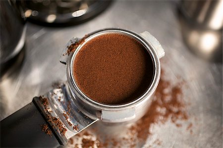 Ground Coffee in Espresso Machine Foto de stock - Con derechos protegidos, Código: 700-05973040