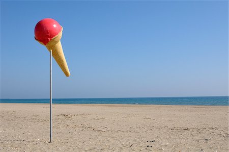 estrafalario - Ice Cream Cone on Pole on Beach Foto de stock - Con derechos protegidos, Código: 700-05973287