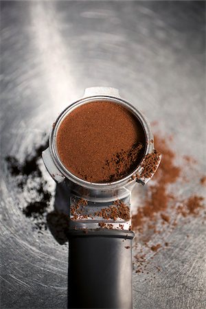 ron fehling - Ground Coffee in Espresso Machine Foto de stock - Con derechos protegidos, Código: 700-05973280