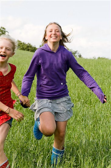 Two Girls Running in Field Foto de stock - Derechos protegidos Premium, Artista: Bettina Salomon, Código de la imagen: 700-05973512