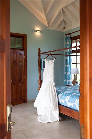 four poster bed - Wedding Gown Hanging in Bedroom Foto de stock - Con derechos protegidos, Código: 700-05973635