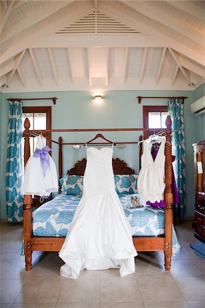 four poster bed - Dresses Hanging on Bed Foto de stock - Con derechos protegidos, Código: 700-05973636