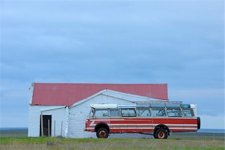 de coté - Vieux Bus et bâtiment, péninsule de Snaefellsnes, Islande Photographie de stock - Rights-Managed, Code: 700-06009027