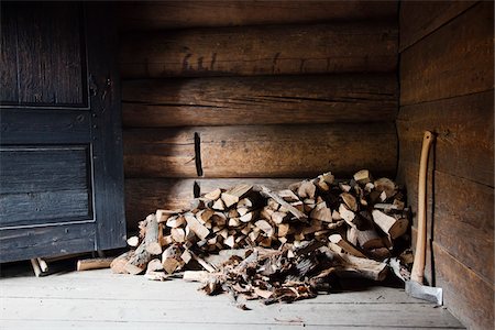 Tas de bois de chauffage et d'une hache au coin de la cabane en rondins Photographie de stock - Rights-Managed, Code: 700-06009127