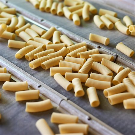 factory and closeup - Pasta on Conveyer Belt, Gragnano, Province of Naples, Italy Foto de stock - Con derechos protegidos, Código: 700-06009140