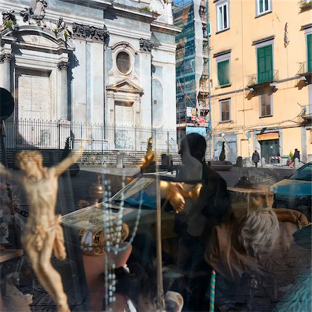 scène de rue - Réflexion dans la fenêtre de magasin, Naples, Campanie, Italie Photographie de stock - Rights-Managed, Code: 700-06009152