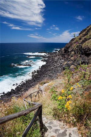 sicile - Chemin qui descend vers la rive, Ginostra, île de Stromboli, Iles Eoliennes, Province de Messine, Sicile, Italie Photographie de stock - Rights-Managed, Code: 700-06009161