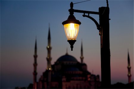 Street Lamp in front of Sultan Ahmed Mosque at Night, Istanbul, Turkey Foto de stock - Con derechos protegidos, Código: 700-06009170
