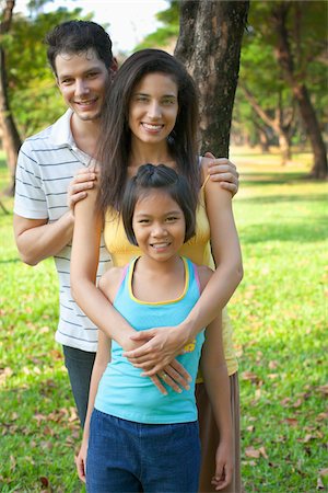 ethnisch - Porträt der Familie im Park Stockbilder - Lizenzpflichtiges, Bildnummer: 700-06009370