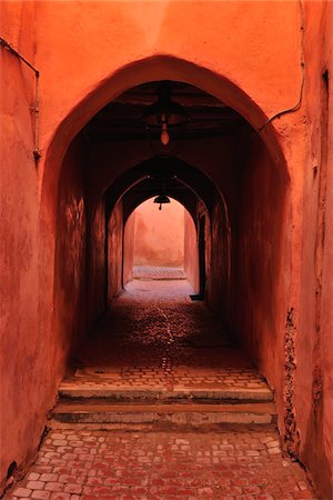 enclosed walkway - Petite ruelle dans la vieille ville, Marrakech, Maroc Photographie de stock - Rights-Managed, Code: 700-06037979