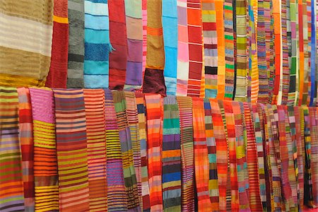 Tücher hängen in traditioneller Souk, Marrakesch, Marokko Stockbilder - Lizenzpflichtiges, Bildnummer: 700-06038015