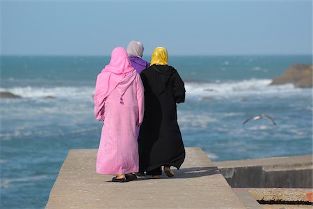 essaouira - Femmes marchant près de l'océan, Essaouira, Maroc Photographie de stock - Rights-Managed, Code: 700-06038042