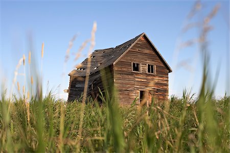 déformé - Vieille abandonnée grange en bois sur terrain herbeux, Pincher Creek, Alberta, Canada Photographie de stock - Rights-Managed, Code: 700-06038203