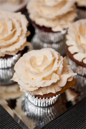 silver foil - Cupcakes with Icing Roses Stock Photo - Rights-Managed, Code: 700-06059685