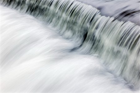 derbyshire - Close-Up of Fast Flowing Waterfall Foto de stock - Direito Controlado, Número: 700-06059802