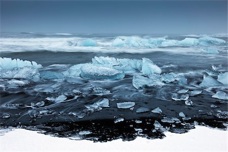 simsearch:700-06059818,k - Icebergs s'est échoués sur la neige a couvert plage volcanique durant une tempête, Jokulsarlon, Islande Photographie de stock - Rights-Managed, Code: 700-06059819