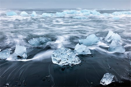 Icebergs Grounded on Snow Covered Volcanic Beach during Storm, Jokulsarlon, Iceland Foto de stock - Con derechos protegidos, Código: 700-06059822