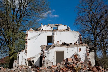 demolición - Partially Demolished Building Foto de stock - Con derechos protegidos, Código: 700-06119559