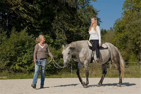 Woman Learning to Ride Horse Foto de stock - Con derechos protegidos, Código: 700-06119569