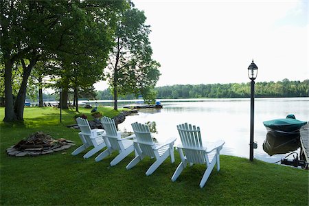 Row of White Chairs by Water, Bobcaygeon, Ontario, Canada Foto de stock - Con derechos protegidos, Código: 700-06125702