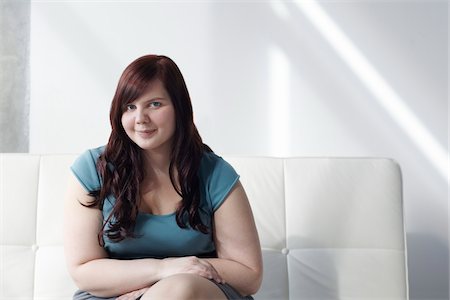 fett - Porträt der Frau sitzt auf Sofa Stockbilder - Lizenzpflichtiges, Bildnummer: 700-06144799