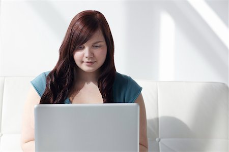 seated fat woman - Femme utilisant un ordinateur portable Photographie de stock - Rights-Managed, Code: 700-06144800