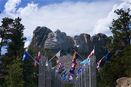 Drapeaux bordent l'entrée du Mont Rushmore, South Dakota, USA Photographie de stock - Rights-Managed, Code: 700-06144811